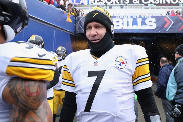 ORCHARD PARK, NY - DECEMBER 11: Ben Roethlisberger #7 of the Pittsburgh Steelers and teammates walk out onto the field through the tunnel before the start of NFL game action against the Buffalo Bills at New Era Field on December 11, 2016 in Orchard Park, New York. (Photo by Tom Szczerbowski/Getty Images)
