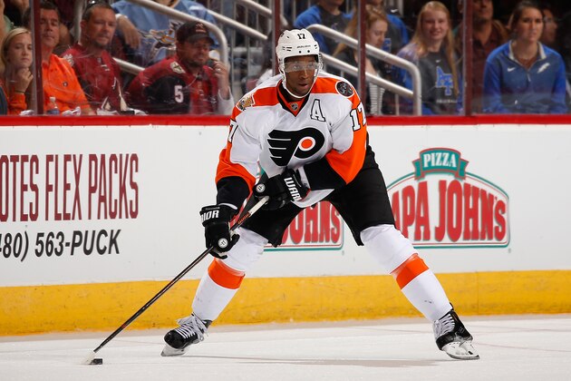 GLENDALE, AZ - OCTOBER 15:  Wayne Simmonds #17 of the Philadelphia Flyers skates with the puck during the NHL game against Arizona Coyotes at Gila River Arena on October 15, 2016 in Glendale, Arizona.  The Coyotes defeated the Flyers 4-3 in overtime.  (Photo by Christian Petersen/Getty Images)