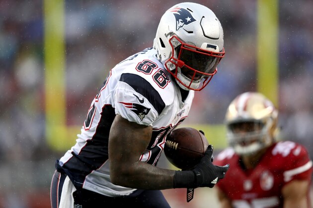 SANTA CLARA, CA - NOVEMBER 20:  Martellus Bennett #88 of the New England Patriots in action against the San Francisco 49ers at Levi's Stadium on November 20, 2016 in Santa Clara, California.  (Photo by Ezra Shaw/Getty Images)