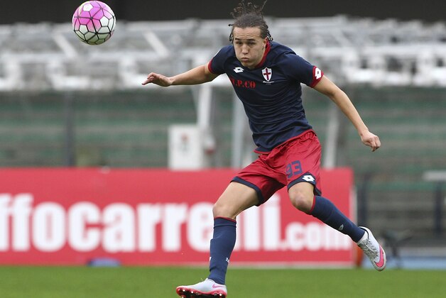 VERONA, ITALY - FEBRUARY 28:  Diego Laxalt of Genoa CFC in action during the Serie A match between AC Chievo Verona and Genoa CFC at Stadio Marc'Antonio Bentegodi on February 28, 2016 in Verona, Italy.  (Photo by Marco Luzzani/Getty Images)