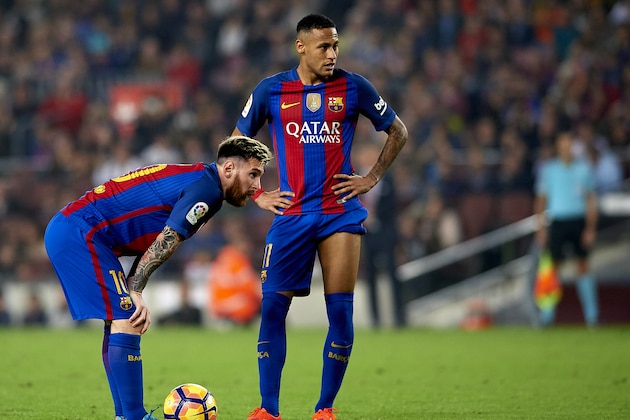 BARCELONA, SPAIN - OCTOBER 29:  Lionel Messi (L) and Neymar JR of FC Barcelona look on during the La Liga match between FC Barcelona and Granada at Camp Nou stadium on October 29, 2016 in Barcelona, Spain.  (Photo by Manuel Queimadelos Alonso/Getty Images)