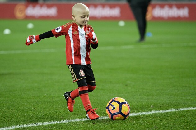 Five-year-old Sunderland fan and cancer patient Bradley Lowery warms up on the pitch with the Sunderland players ahead of the English Premier League football match between Sunderland and Chelsea at the Stadium of Light in Sunderland, north-east England on December 14, 2016. / AFP / Oli SCARFF / RESTRICTED TO EDITORIAL USE. No use with unauthorized audio, video, data, fixture lists, club/league logos or 'live' services. Online in-match use limited to 75 images, no video emulation. No use in betting, games or single club/league/player publications.  /         (Photo credit should read OLI SCARFF/AFP/Getty Images)