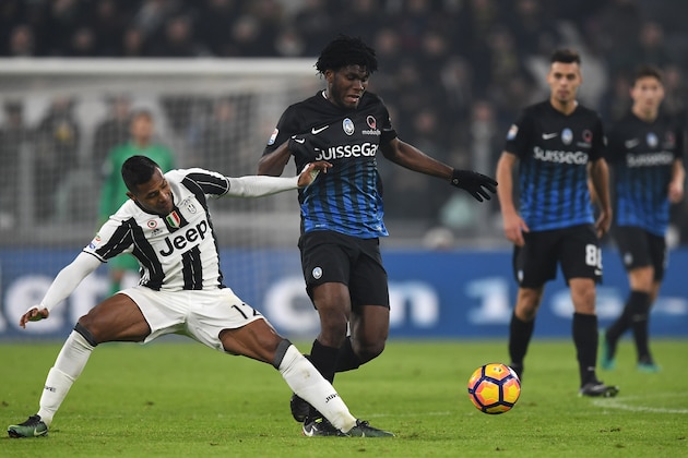TURIN, ITALY - DECEMBER 03:  Alex Sandro (L) of Juventus FC tackles Franck Kessie of Atalanta BC during the Serie A match between Juventus FC and Atalanta BC at Juventus Stadium on December 3, 2016 in Turin, Italy.  (Photo by Valerio Pennicino/Getty Images)