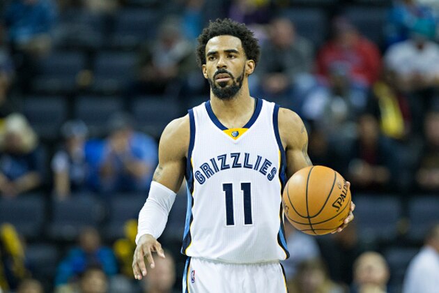 MEMPHIS, TN - NOVEMBER 28:  Mike Conley #11 of the Memphis Grizzlies dribbles down the court during a game against the Charlotte Hornets at the FedExForum on November 28, 2016 in Memphis, Tennessee.  The Hornets defeated the Grizzlies 104-85.  NOTE TO USER: User expressly acknowledges and agrees that, by downloading and or using this photograph, User is consenting to the terms and conditions of the Getty Images License Agreement.  (Photo by Wesley Hitt/Getty Images)
