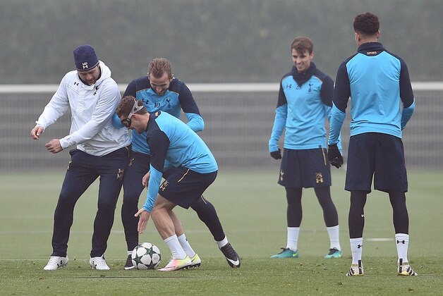 Tottenham Hotspur's Argentine manager Mauricio Pochettino (L) tackles English striker Harry Kane (2L) and English defender Kieran Trippier during training session at Tottenham Hotspur's Enfield Training Centre, north-east of London, on December 6, 2016. / AFP / GLYN KIRK        (Photo credit should read GLYN KIRK/AFP/Getty Images)