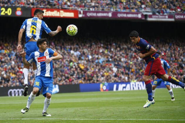 FC Barcelona's Luis Suarez, right, heads the ball to score against Espanyol's Enzo Roco, left, and Javi Lopez during a Spanish La Liga soccer match between FC Barcelona and Espanyol at the Camp Nou stadium in Barcelona, Spain, Sunday, May 8, 2016. (AP Photo/Manu Fernandez)