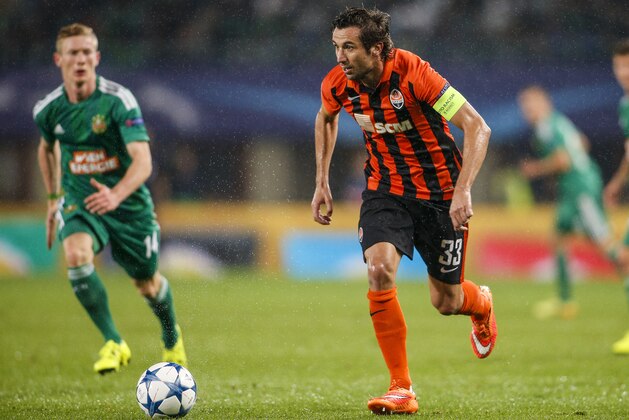 VIENNA, AUSTRIA - AUGUST 19:  Darijo Srna of Donetsk controls the ball during the UEFA Champions League: Qualifying Round Play Off First Leg match between SK Rapid Vienna and FC Shakhtar Donetsk on August 19, 2015 in Vienna, Austria.  (Photo by Christian Hofer/Getty Images)