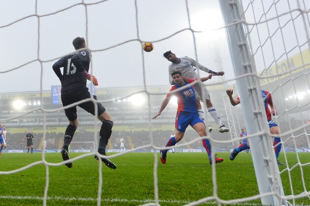 LONDON, ENGLAND - DECEMBER 17:  Diego Costa of Chelsea (R) scores his sides first goal with a header during the Premier League match between Crystal Palace and Chelsea at Selhurst Park on December 17, 2016 in London, England.  (Photo by Dan Mullan/Getty Images)