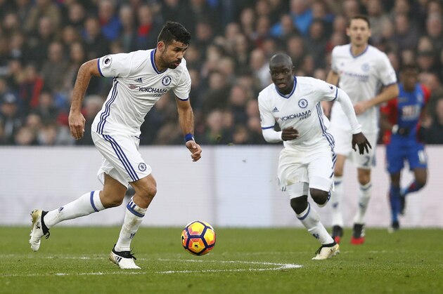 Chelsea's French midfielder N'Golo Kante (C) watches as Chelsea's Brazilian-born Spanish striker Diego Costa (L) runs with the ball during the English Premier League football match between Crystal Palace and Chelsea at Selhurst Park in south London on December 17, 2016. / AFP / Adrian DENNIS / RESTRICTED TO EDITORIAL USE. No use with unauthorized audio, video, data, fixture lists, club/league logos or 'live' services. Online in-match use limited to 75 images, no video emulation. No use in betting, games or single club/league/player publications.  /         (Photo credit should read ADRIAN DENNIS/AFP/Getty Images)