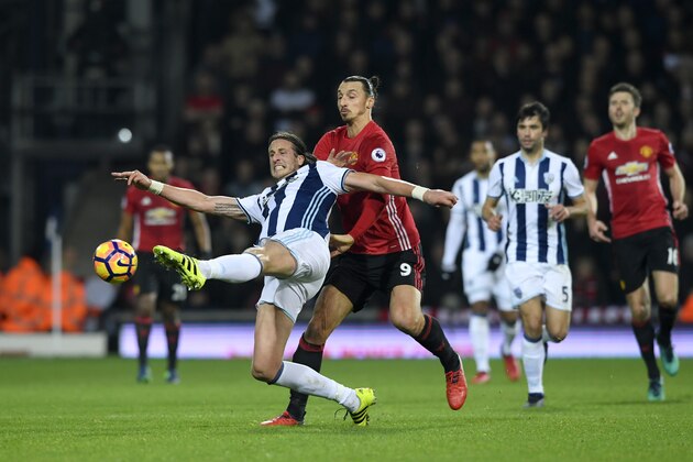 WEST BROMWICH, ENGLAND - DECEMBER 17: Jonas Olsson of West Bromwich Albion (L) is put under pressure from Zlatan Ibrahimovic of Manchester United (C) during the Premier League match between West Bromwich Albion and Manchester United at The Hawthorns on December 17, 2016 in West Bromwich, England.  (Photo by Stu Forster/Getty Images)