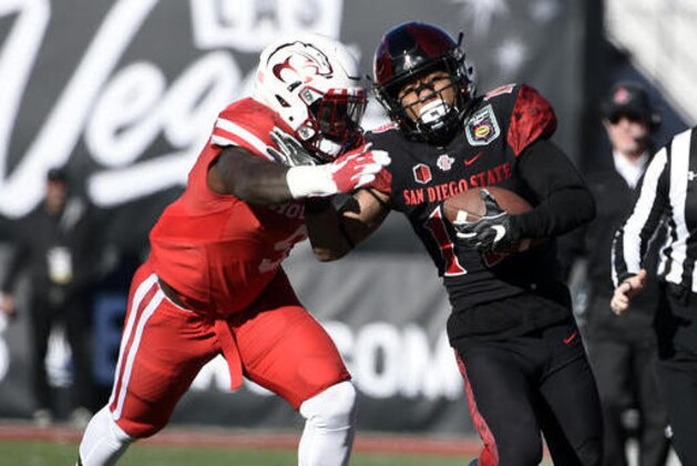San Diego State running back Donnel Pumphrey (19) rushes against Houston linebacker Matthew Adams during the first half of the Las Vegas Bowl NCAA college football game on Saturday, Dec. 17, 2016, in Las Vegas. (AP Photo/David Becker)