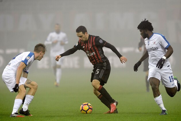Atalanta4S midfielder from Ivory Coast Franck Kessie (R) and defender Andrea Conti from Italy vie with AC Milan midfielder from Italy Giacomo Bonaventura (C) during the Serie A football match AC Milan vs Atalanta at San Siro Stadium in Milan on December 17, 2016. / AFP / TIZIANA FABI        (Photo credit should read TIZIANA FABI/AFP/Getty Images)