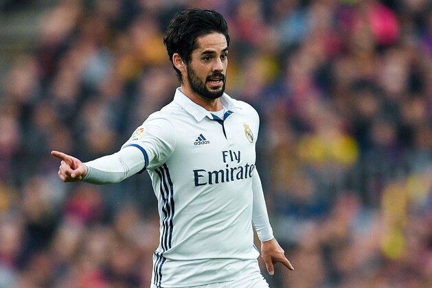 BARCELONA, SPAIN - DECEMBER 03:  Isco Alarcon of Real Madrid CF runs with the ball during the La Liga match between FC Barcelona and Real Madrid CF at Camp Nou stadium on December 3, 2016 in Barcelona, Spain.  (Photo by David Ramos/Getty Images)