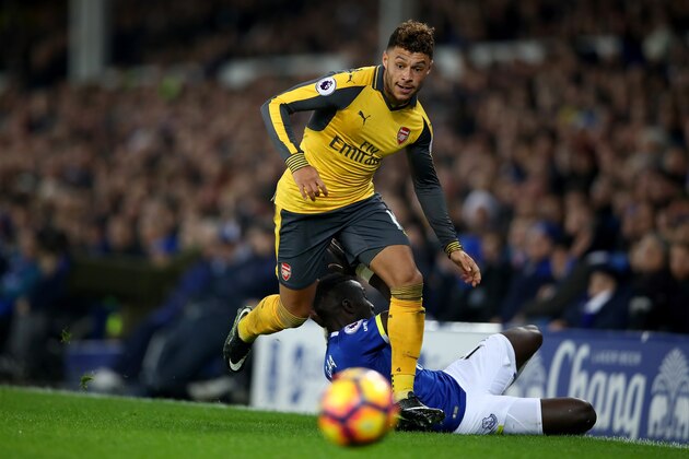 LIVERPOOL, ENGLAND - DECEMBER 13:  Alex Oxlade-Chamberlain of Arsenal runs with the ball during the Premier League match between Everton and Arsenal at Goodison Park on December 13, 2016 in Liverpool, England.  (Photo by Clive Brunskill/Getty Images)