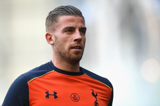 WEST BROMWICH, ENGLAND - OCTOBER 15: Toby Alderweireld of Tottenham Hotspur comes out to warm up during the Premier League match between West Bromwich Albion and Tottenham Hotspur at The Hawthorns on October 15, 2016 in West Bromwich, England.  (Photo by Michael Regan/Getty Images)