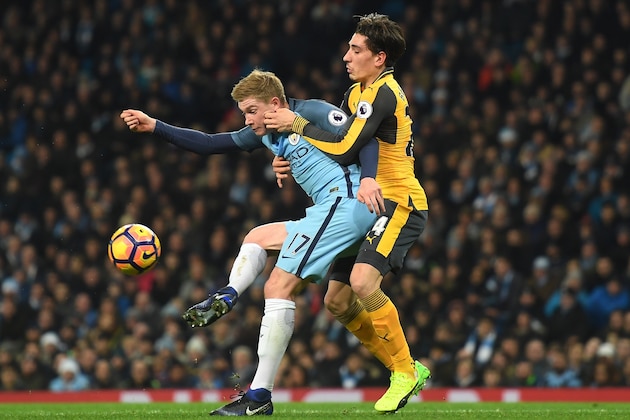 MANCHESTER, ENGLAND - DECEMBER 18: Kevin De Bruyne of Manchester City (L) and Hector Bellerin of Arsenal (R) battle for possession during the Premier League match between Manchester City and Arsenal at the Etihad Stadium on December 18, 2016 in Manchester, England.  (Photo by Michael Regan/Getty Images)