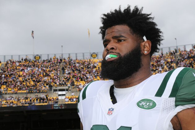 PITTSBURGH, PA - OCTOBER 09: Defensive Lineman Sheldon Richardson #91 of the New York Jets follows the action against the Pittsburgh Steelers at Heinz Field on October 9, 2016 in Pittsburgh, Pennsylvania. The Steelers wore their Throwback Uniforms. (Photo by Al Pereira/Getty Images)