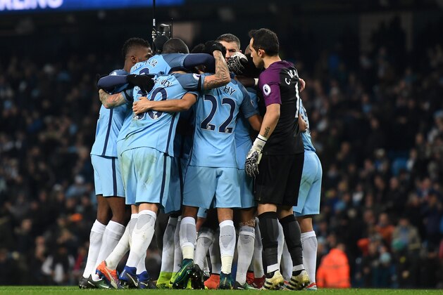 MANCHESTER, ENGLAND - DECEMBER 18:  The Manchester City team celebrate after the final whistle during the Premier League match between Manchester City and Arsenal at the Etihad Stadium on December 18, 2016 in Manchester, England.  (Photo by Michael Regan/Getty Images)
