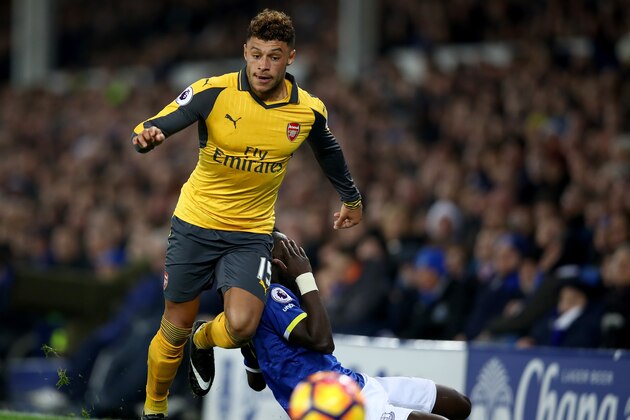 LIVERPOOL, ENGLAND - DECEMBER 13:  Alex Oxlade-Chamberlain of Arsenal tackles Idrissa Gueye of Everton during the Premier League match between Everton and Arsenal at Goodison Park on December 13, 2016 in Liverpool, England.  (Photo by Clive Brunskill/Getty Images)