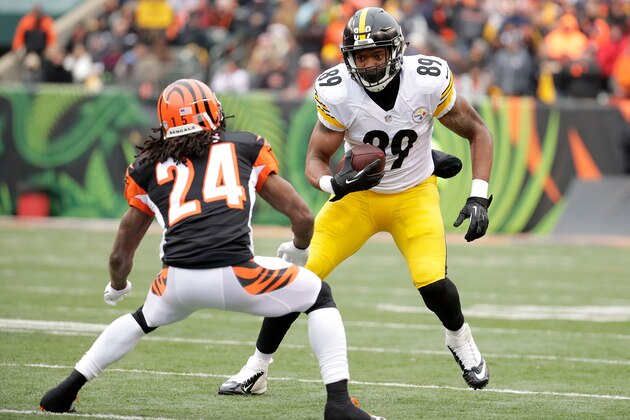 CINCINNATI, OH - DECEMBER 18:  Ladarius Green #89 of the Pittsburgh Steelers attempts to run the ball past Adam Jones #24 of the Cincinnati Bengals during the first quarter at Paul Brown Stadium on December 18, 2016 in Cincinnati, Ohio. (Photo by Andy Lyons/Getty Images)