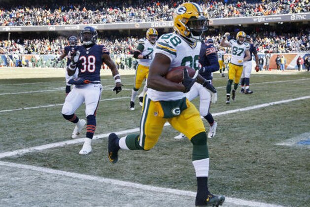 Green Bay Packers receiver Ty Montgomery (88) runs to the end zone for a touchdown against the Chicago Bears during the first half of an NFL football game, Sunday, Dec. 18, 2016, in Chicago. (AP Photo/Nam Y. Huh)