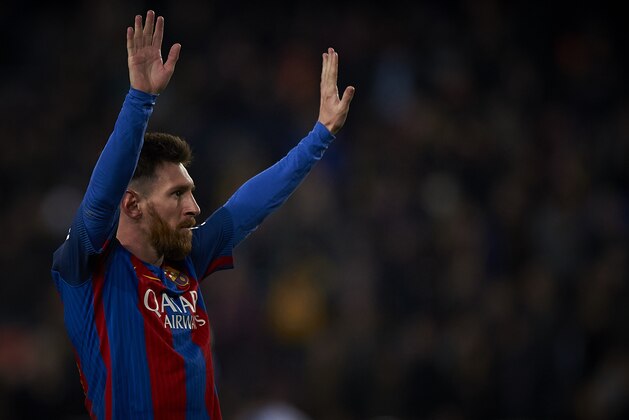 BARCELONA, SPAIN - DECEMBER 18:  Lionel Messi of Barcelona celebrates after scoring the third goal during the La Liga match between FC Barcelona and RCD Espanyol at Camp Nou Stadium on December 18, 2016 in Barcelona, Spain.  (Photo by fotopress/Getty Images)
