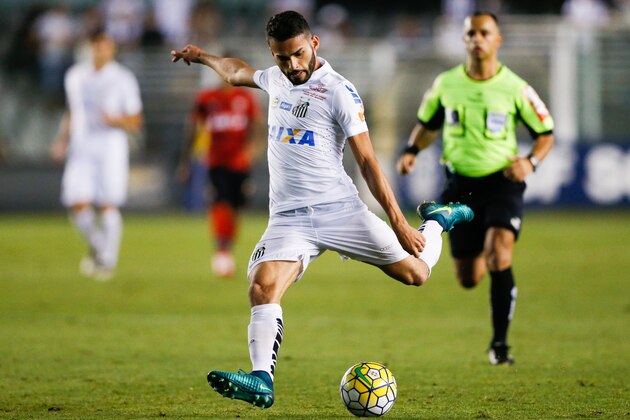 SANTOS, BRAZIL - NOVEMBER 17:  Thiago Maia of Santos in action during the match between Santos and Vitoria for the Brazilian Series A 2016 at Vila Belmiro stadium on November 17, 2016 in Sao Paulo, Brazil. (Photo by Alexandre Schneider/Getty Images)