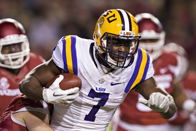 FAYETTEVILLE, AR - NOVEMBER 12:  Leonard Fournette #7 of the LSU Tigers runs the ball during a game against the Arkansas Razorbacks at Razorback Stadium on November 12, 2016 in Fayetteville, Arkansas.  The Tigers defeated the Razorbacks 38-10.  (Photo by Wesley Hitt/Getty Images)