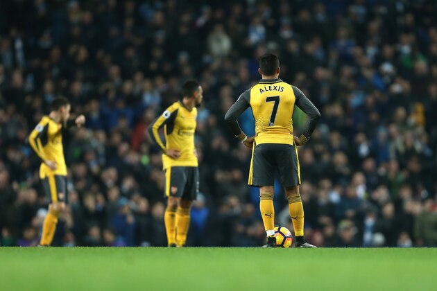 MANCHESTER, ENGLAND - DECEMBER 18: Dejected players of Arsenal during the Premier League match between Manchester City and Arsenal at Etihad Stadium on December 18, 2016 in Manchester, England. (Photo by James Baylis - AMA/Getty Images)