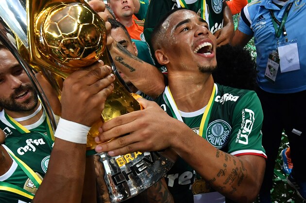 Palmeiras player Gabriel Jesus (R) holds up the trophy as he celebrates with teammates after winning the Brazilian championship football final match against Chapecoense and becoming champions at Allianz Parque stadium in Sao Paulo Brazil on November 27 2016. / AFP / NELSON ALMEIDA        (Photo credit should read NELSON ALMEIDA/AFP/Getty Images)