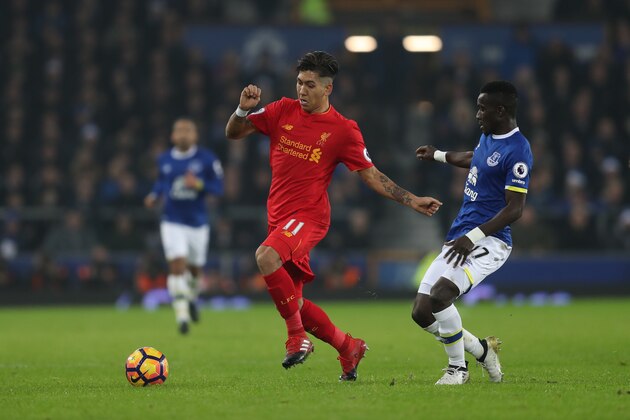 LIVERPOOL, ENGLAND - DECEMBER 19: Roberto Firmino of Liverpool (l) and Idrissa Gana Gueye of Everton during the Premier League match between Everton and Liverpool at Goodison Park on December 19, 2016 in Liverpool, England. (Photo by Chris Brunskill Ltd/Getty Images)