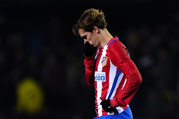 VILLARREAL, SPAIN - DECEMBER 12:  Antoine Griezmann of Club Atletico de Madrid reacts dejected after Roberto Soriano of Villarreal CF scored his team's third goal during the La Liga match between Villarreal CF and Club Atletico de Madrid at El Madrigal stadium on December 12, 2016 in Villarreal, Spain.  (Photo by David Ramos/Getty Images)