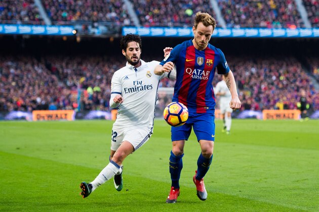 BARCELONA, SPAIN - DECEMBER 03:  Francisco Alarcon 'Isco' (L) of Real Madrid CF and Ivan Rakitic (R) of FC Barcelona compete for the ball during the La Liga match between FC Barcelona and Real Madrid CF at Camp Nou stadium on December 3, 2016 in Barcelona, Spain.  (Photo by Alex Caparros/Getty Images)