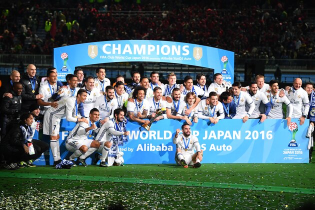 YOKOHAMA, JAPAN - DECEMBER 18:  Real Madrid players celebrate victory following the FIFA Club World Cup final match between Real Madrid and Kashima Antlers at International Stadium Yokohama on December 18, 2016 in Yokohama, Japan.  (Photo by Masterpress/Getty Images)