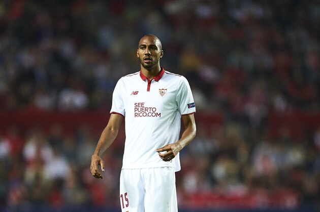 SEVILLE, SPAIN - NOVEMBER 02:  Steven N'Zonzi of Sevilla FC looks on during the UEFA Champions League match between Sevilla FC vs GNK Dinamo Zagreb at the Sanchez Pizjuan Stadium on November 2, 2016 in Seville.  (Photo by Aitor Alcalde Colomer/Getty Images)