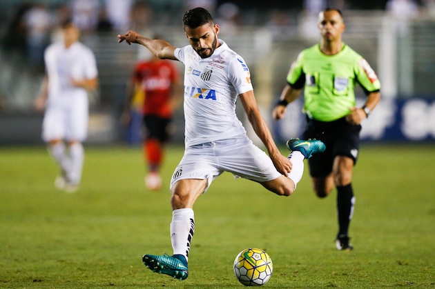 SANTOS, BRAZIL - NOVEMBER 17:  Thiago Maia of Santos in action during the match between Santos and Vitoria for the Brazilian Series A 2016 at Vila Belmiro stadium on November 17, 2016 in Sao Paulo, Brazil. (Photo by Alexandre Schneider/Getty Images)