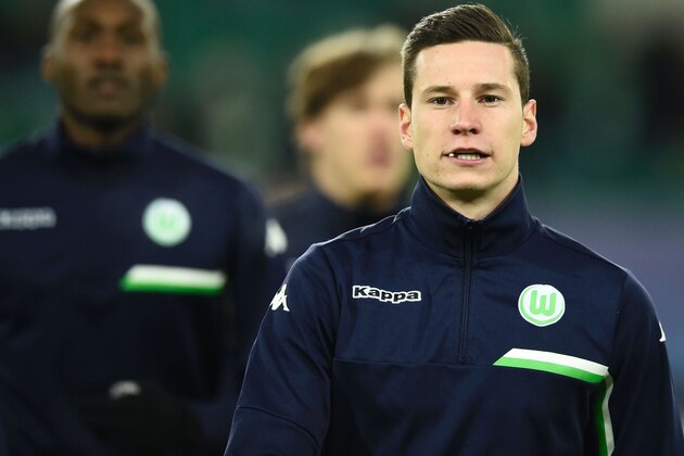 Wolfsburg's midfielder Julian Draxler is pictured prior to the second-leg round of 16 UEFA Champions league football match between VfL Wolfsburg and KAA Gent at the Volkswagen arena in Wolfsburg on March 8, 2016.   

 / AFP / ODD ANDERSEN        (Photo credit should read ODD ANDERSEN/AFP/Getty Images)