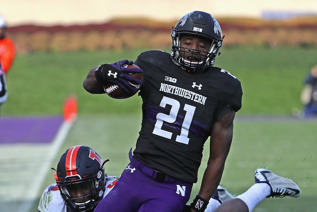EVANSTON, IL - NOVEMBER 26:  Justin Jackson #21 of the Northwestern Wildcats gets past Darwyn Kelly #4 of the Illinois Fighting Illini at Ryan Field on November 26, 2016 in Evanston, Illinois. Northwestern defeated Illinois 42-21.  (Photo by Jonathan Daniel/Getty Images)