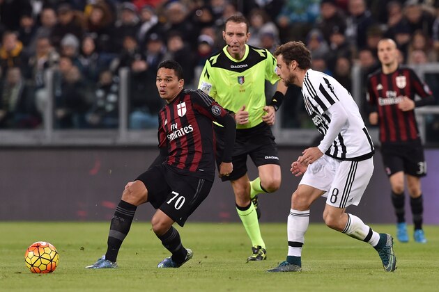 TURIN, ITALY - NOVEMBER 21:  Carlos Bacca (L) of AC Milan in action against Claudio Marchisio of Juventus FC during the Serie A match between Juventus FC and AC Milan at Juventus Arena on November 21, 2015 in Turin, Italy.  (Photo by Valerio Pennicino/Getty Images)