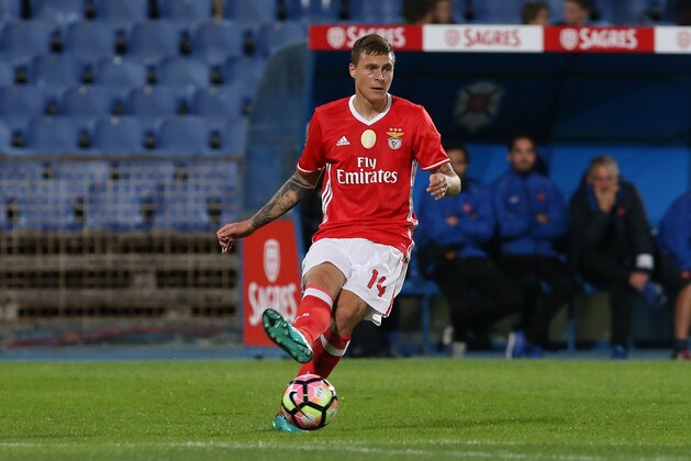 LISBON, PORTUGAL - OCTOBER 23: SL Benfica's defender from Sweden Victor Lindelof in action during the Primeira Liga match between Belenenses and SL Benfica at Estadio do Restelo on October 23, 2016 in Lisbon, Portugal.  (Photo by Gualter Fatia/Getty Images)