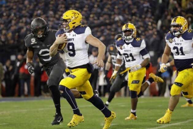 Navy quarterback Zach Abey, second from left, rushes past Army defensive back Xavier Moss, left, for a touchdown in the second half of the Army-Navy NCAA college football game in Baltimore, Saturday, Dec. 10, 2016. Army won 21-17. (AP Photo/Patrick Semansky)