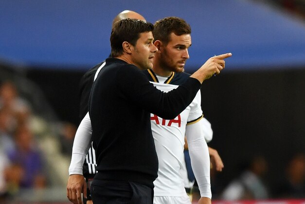 LONDON, ENGLAND - SEPTEMBER 14: Mauricio Pochettino, Manager of Tottenham Hotspur speaks to Vincent Janssen of Tottenham Hotspur  during the UEFA Champions League match between Tottenham Hotspur FC and AS Monaco FC at Wembley Stadium on September 14, 2016 in London, England.  (Photo by Shaun Botterill/Getty Images)