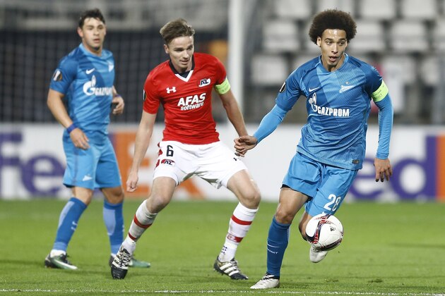 (l-r) Giuliano of FC Zenit St. Petersburg, Ben Rienstra of AZ Alkmaar, Axel Witsel of FC Zenit St. Petersburgduring the UEFA Europa League group D match between AZ Alkmaar and FC Zenit on December 08, 2016 at the AFAS stadium in Alkmaar, The Netherlands.(Photo by VI Images via Getty Images)