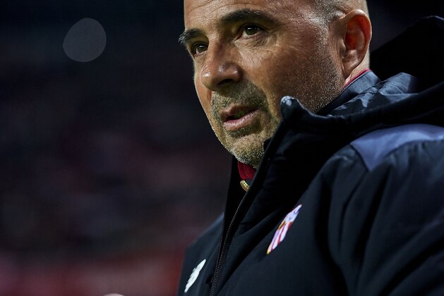 SEVILLE, SPAIN - NOVEMBER 26:  Head Coach of Sevilla FC Jorge Sampaoli looks on during the La Liga match between Sevilla FC and Valencia CF at Estadio Ramon Sanchez Pizjuan on November 26, 2016 in Seville, Spain.  (Photo by Aitor Alcalde Colomer/Getty Images)