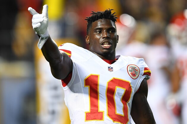 📰 Breaking News: Tyreek Hill Set to Return to Chiefs with Shocking Announcement from Andy Reid Kansas City, MO – The NFL’s biggest blockbuster of the offseason is about to explode. According to multiple sources, the Kansas City Chiefs are in the process of signing a contract to bring Tyreek Hill back to Arrowhead, after the speedy star leaves the team in 2022. In a short press conference, head coach Andy Reid stunned the entire media with a firm statement: “Maybe it’s time to give him another chance.”-disss