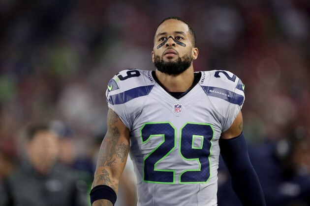 GLENDALE, AZ - OCTOBER 23: Free safety Earl Thomas #29 of the Seattle Seahawks on the sidelines during the NFL game against the Arizona Cardinals at the University of Phoenix Stadium on October 23, 2016 in Glendale, Arizona. (Photo by Christian Petersen/Getty Images) GLENDALE, AZ - OCTOBER 23: Free safety Earl Thomas #29 of the Seattle Seahawks on the sidelines during the NFL game against the Arizona Cardinals at the University of Phoenix Stadium on October 23, 2016 in Glendale, Arizona. (Photo by Christian Petersen/Getty Images)