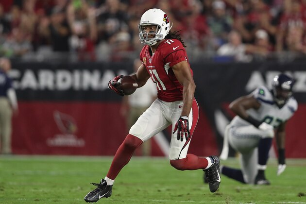 GLENDALE, AZ - OCTOBER 23:  Wide receiver Larry Fitzgerald #11 of the Arizona Cardinals runs with the football in the first quarter of the NFL game against the Seattle Seahawks at the University of Phoenix Stadium on October 23, 2016 in Glendale, Arizona.  (Photo by Christian Petersen/Getty Images)