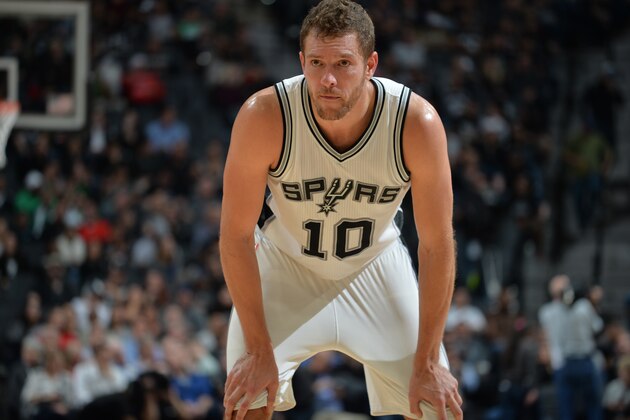 SAN ANTONIO, TX - DECEMBER 14: David Lee #10 of the San Antonio Spurs is seen during the game against the Boston Celtics on December 14, 2016 at the AT&T Center in San Antonio, Texas. NOTE TO USER: User expressly acknowledges and agrees that, by downloading and or using this photograph, user is consenting to the terms and conditions of the Getty Images License Agreement. Mandatory Copyright Notice: Copyright 2016 NBAE (Photos by Mark Sobhani/NBAE via Getty Images)