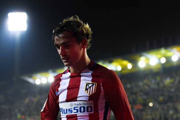 VILLARREAL, SPAIN - DECEMBER 12:  Antoine Griezmann of Club Atletico de Madrid reacts after missing a chance to score during the La Liga match between Villarreal CF and Club Atletico de Madrid at El Madrigal stadium on December 12, 2016 in Villarreal, Spain.  (Photo by David Ramos/Getty Images)