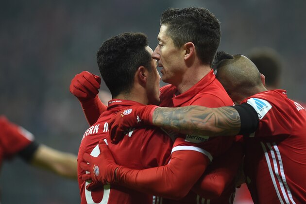 (L-R) Bayern Munich's Spanish midfielder Thiago Alcantara (L), Bayern Munich's Polish striker Robert Lewandowski (C) and Bayern Munich's Chilian midfielder Arturo Vidal celebrate after the third goal during the German first division Bundesliga football match FC Bayern Munich vs RB Leipzig in Munich, Germany, on December 21, 2016. / AFP / Christof STACHE / RESTRICTIONS: DURING MATCH TIME: DFL RULES TO LIMIT THE ONLINE USAGE TO 15 PICTURES PER MATCH AND FORBID IMAGE SEQUENCES TO SIMULATE VIDEO. == RESTRICTED TO EDITORIAL USE == FOR FURTHER QUERIES PLEASE CONTACT DFL DIRECTLY AT + 49 69 650050
        (Photo credit should read CHRISTOF STACHE/AFP/Getty Images)
